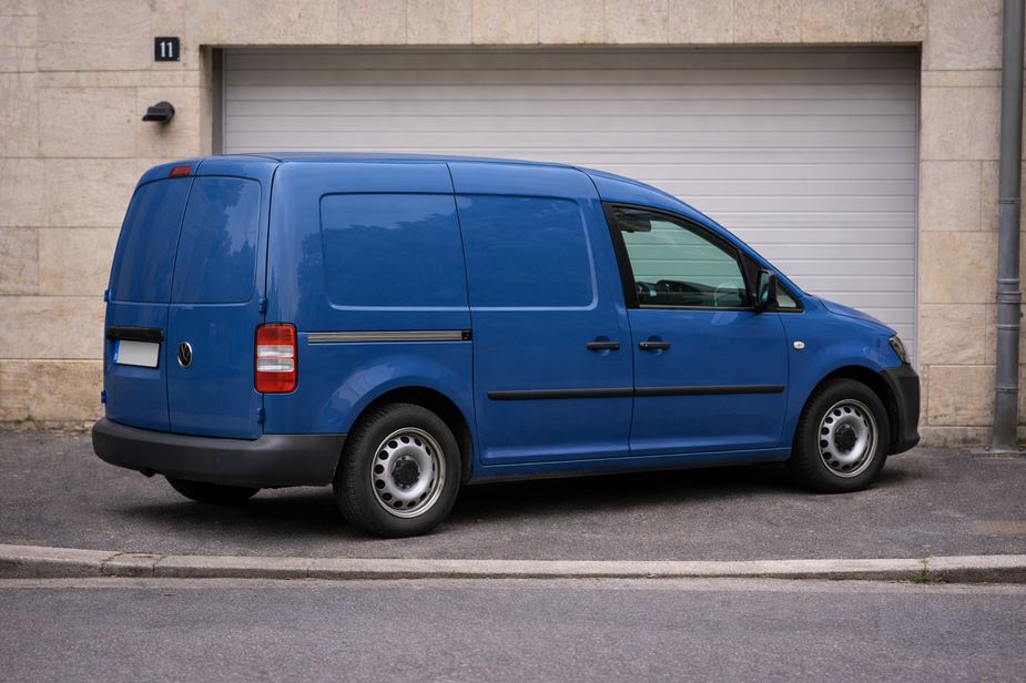 Utilitaire devant un portail à Villiers-le-Bel