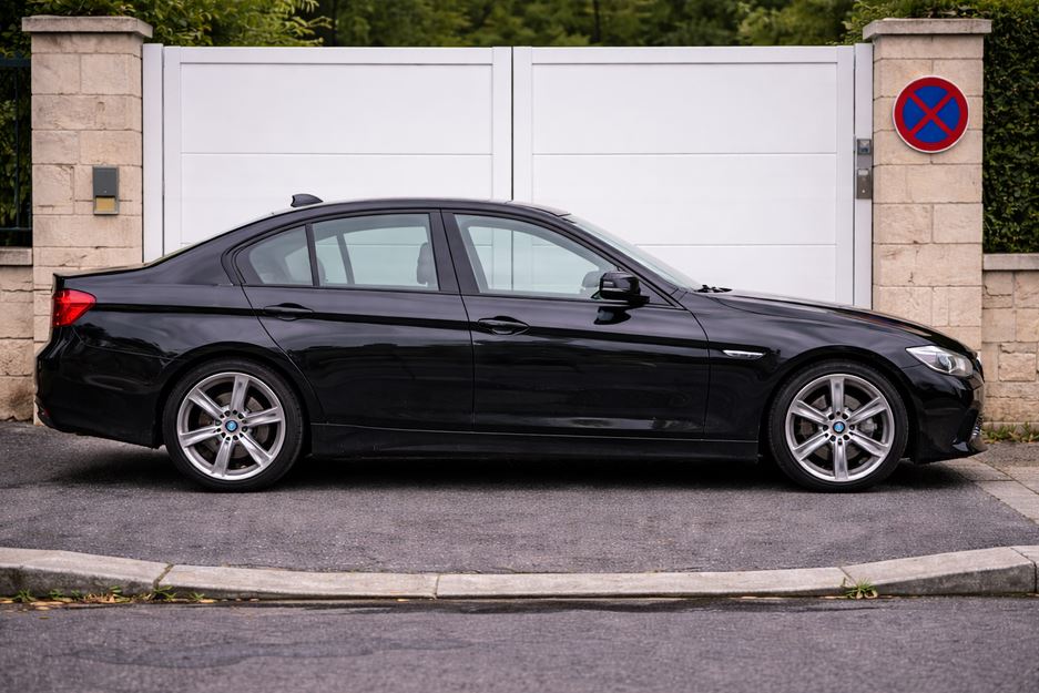 Véhicule devant un portail à Bagnolet