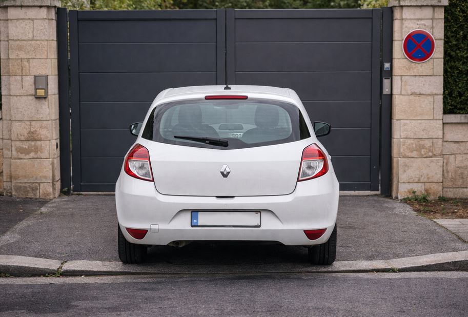 Véhicule devant un porail à Marignane