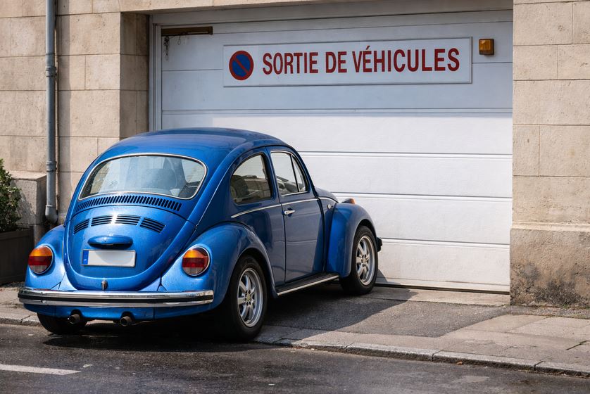 Véhicule garé devant une sortie de véhicule à Oyonnax
