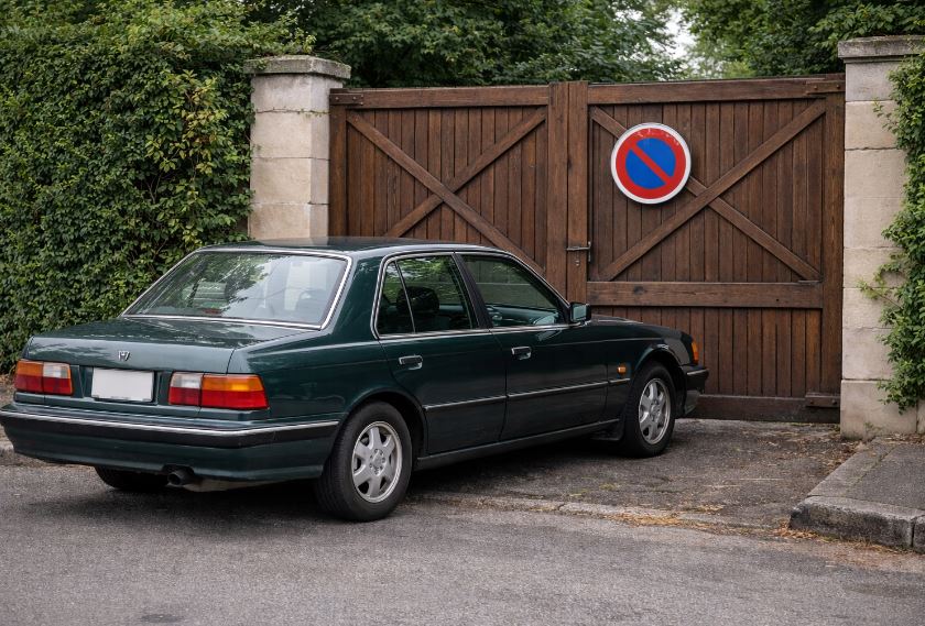 Voiture devant un portail à Sèvremoine