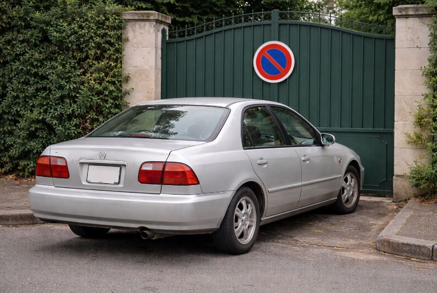 Voiture devant un portail à Vichy