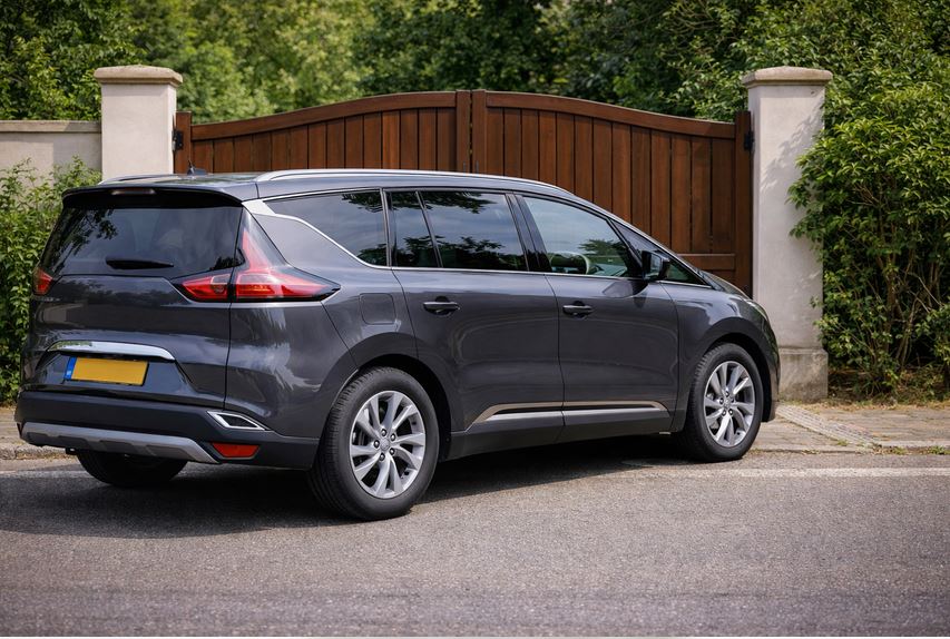 Van devant un portail à Villeneuve-le-Roi