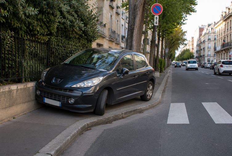 Véhicule mal garé à Hem