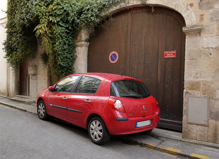 Voiture mal garée à Macouria
