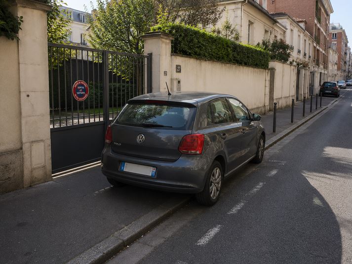 Voiture garée devant un portail au Puy-en-Velay